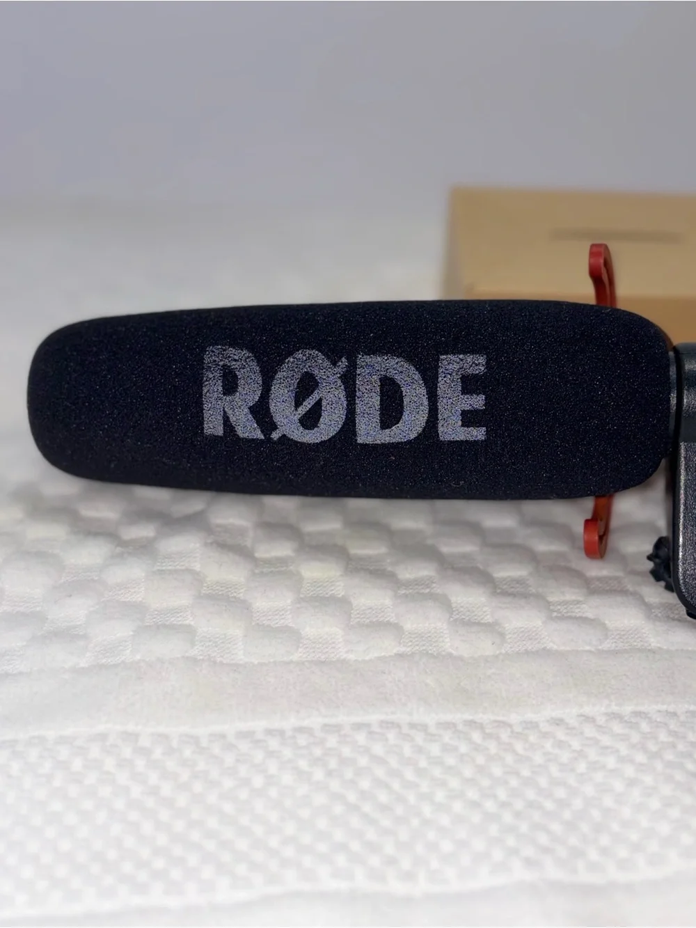 RØDE On-Camera Shotgun Microphone with Red Shock Mount - Black